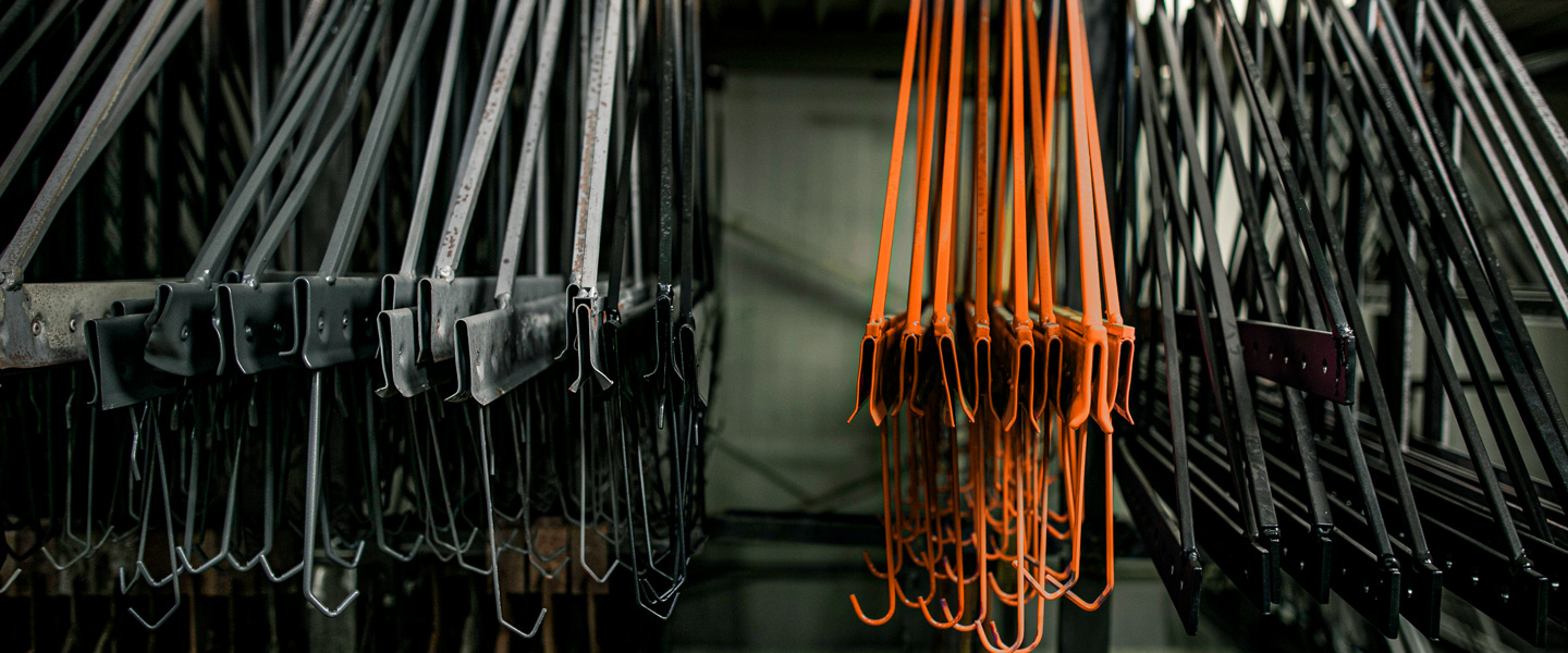 Beschichtungsaufhängung mit Farbresten in Orange