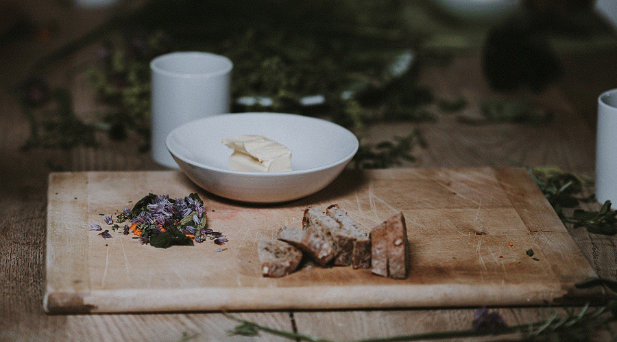 Kräuterbutter mit Kräutern aus der heimischen Vertical Farm