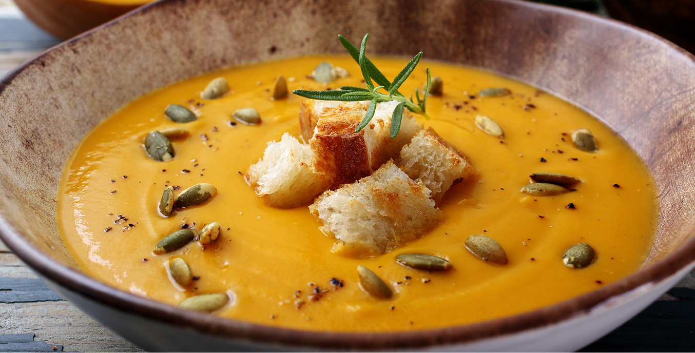Kürbissuppe mit Kräutern aus dem Kaminholzregal Aufsatz Wooker Plant Kürbissuppe mit Kräutern aus dem Kaminholzregal Aufsatz Wooker Plant