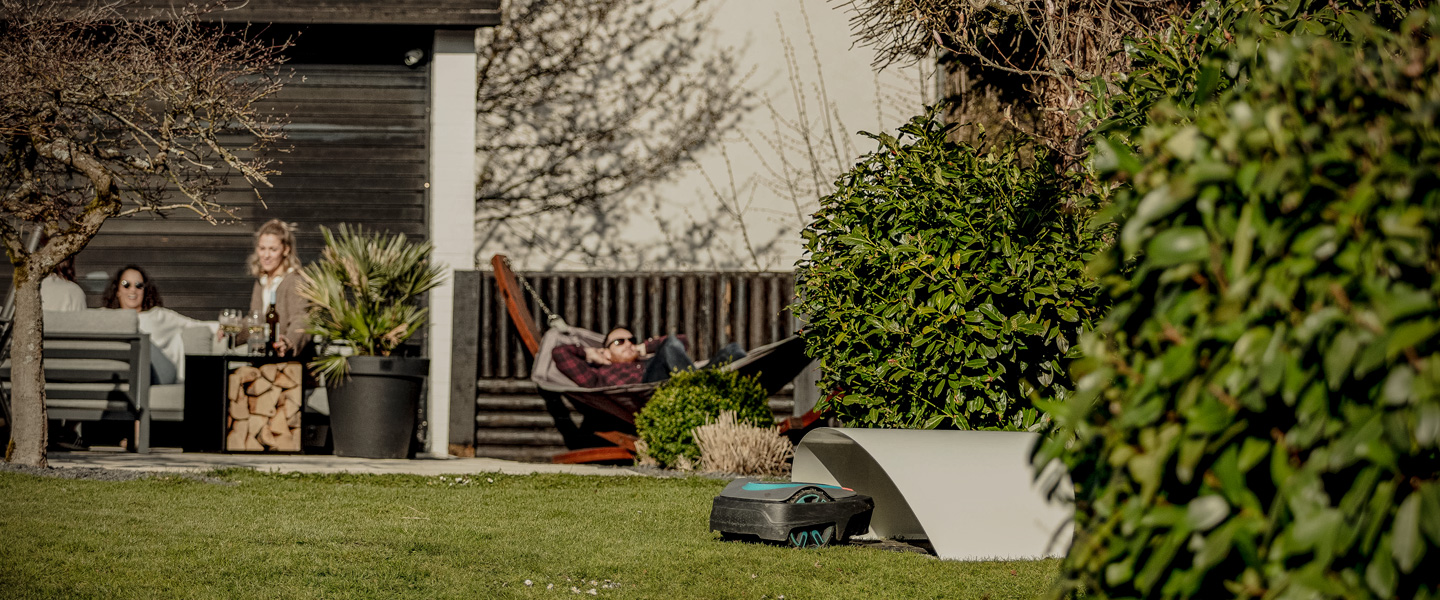 Mährobotergarage Robox im Garten Freunde chillen